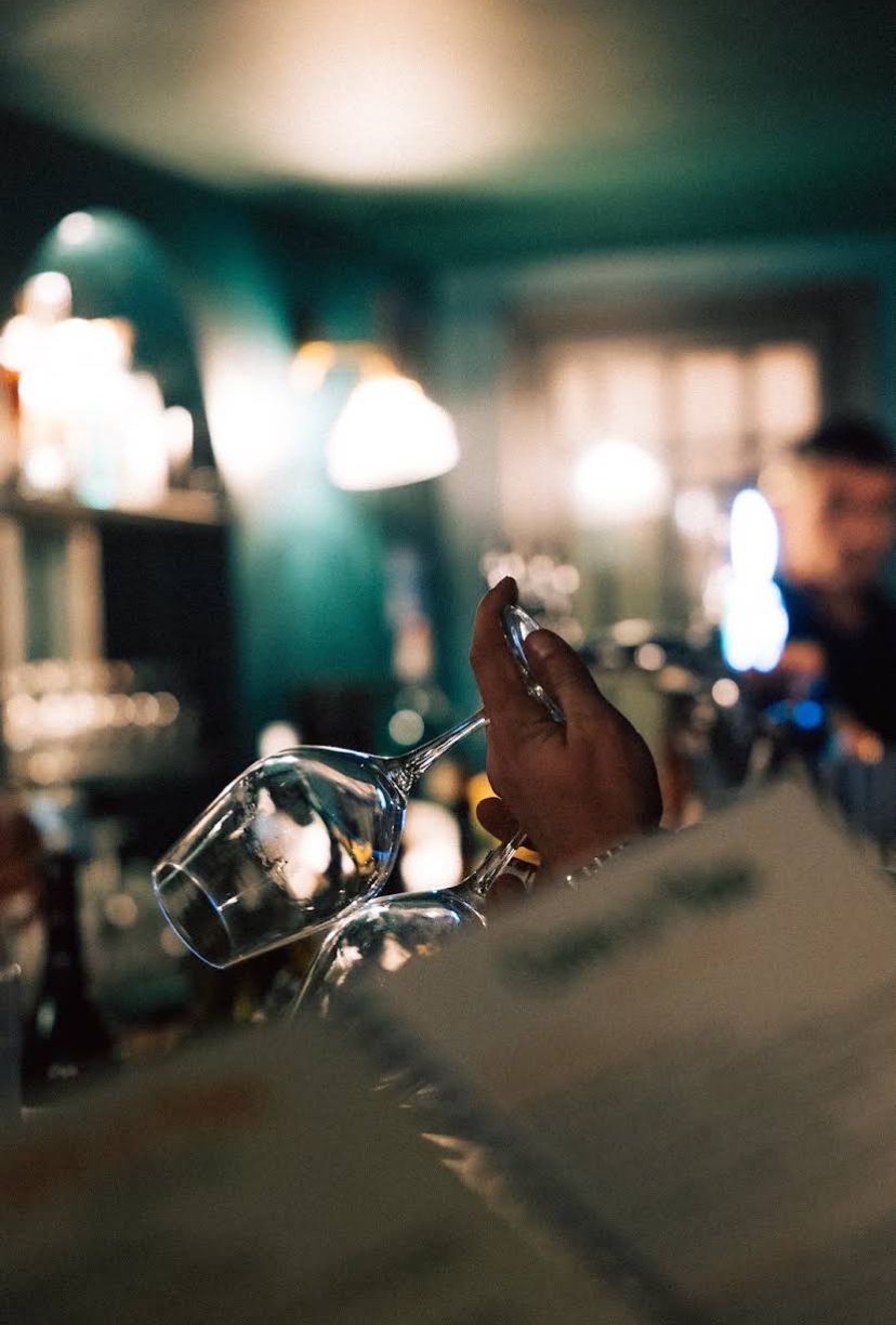 Service au bar, verres de vin à contre-jour