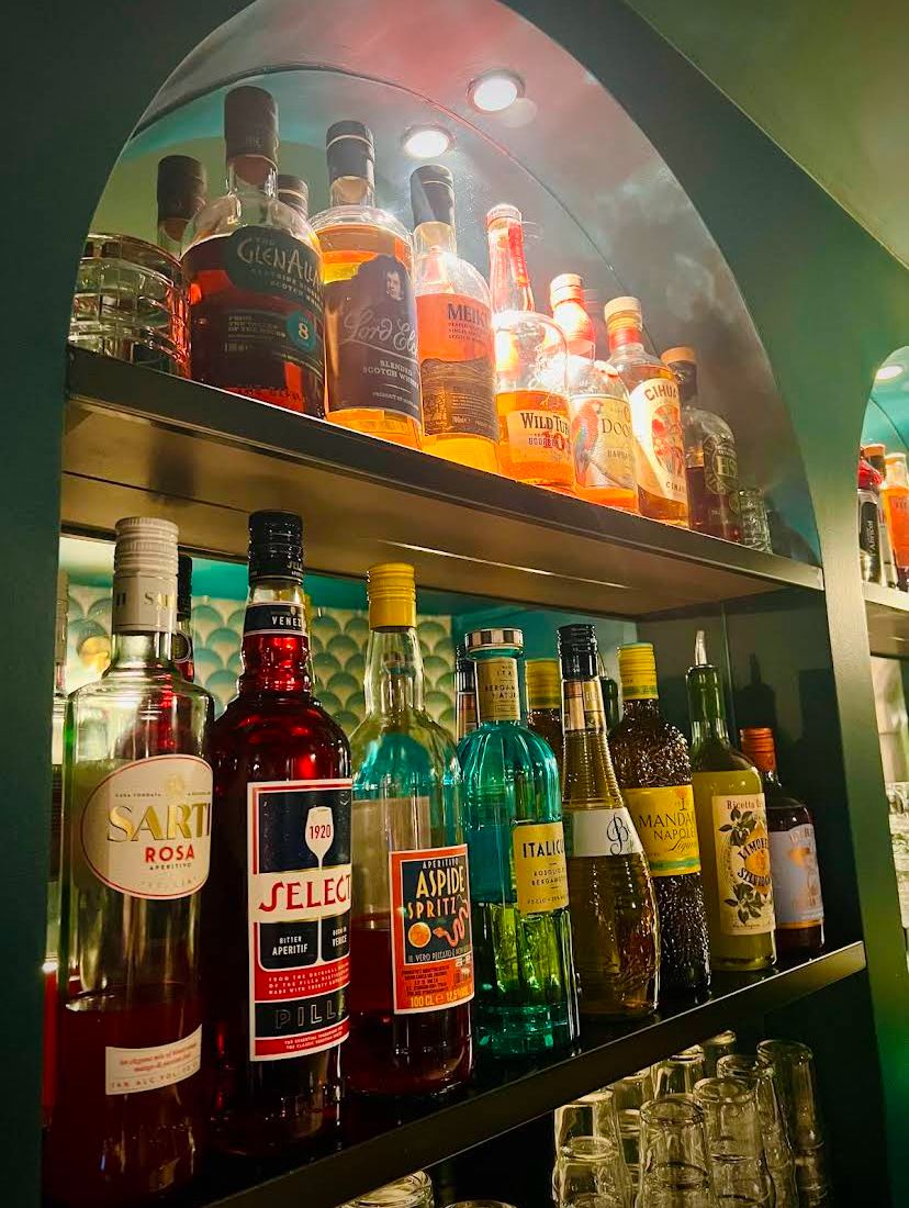 Étagère d'aperitivo italien et spiritueux