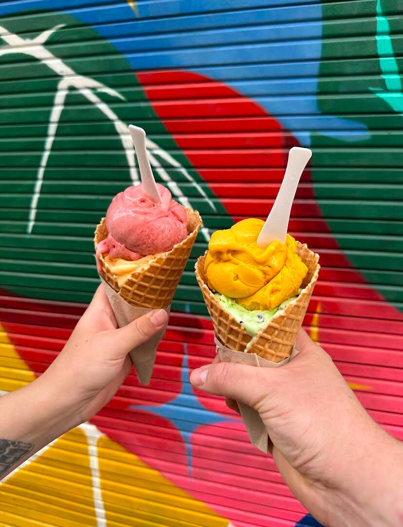 Deux cornets gaufrés devant un rideau graffiti coloré du Panier