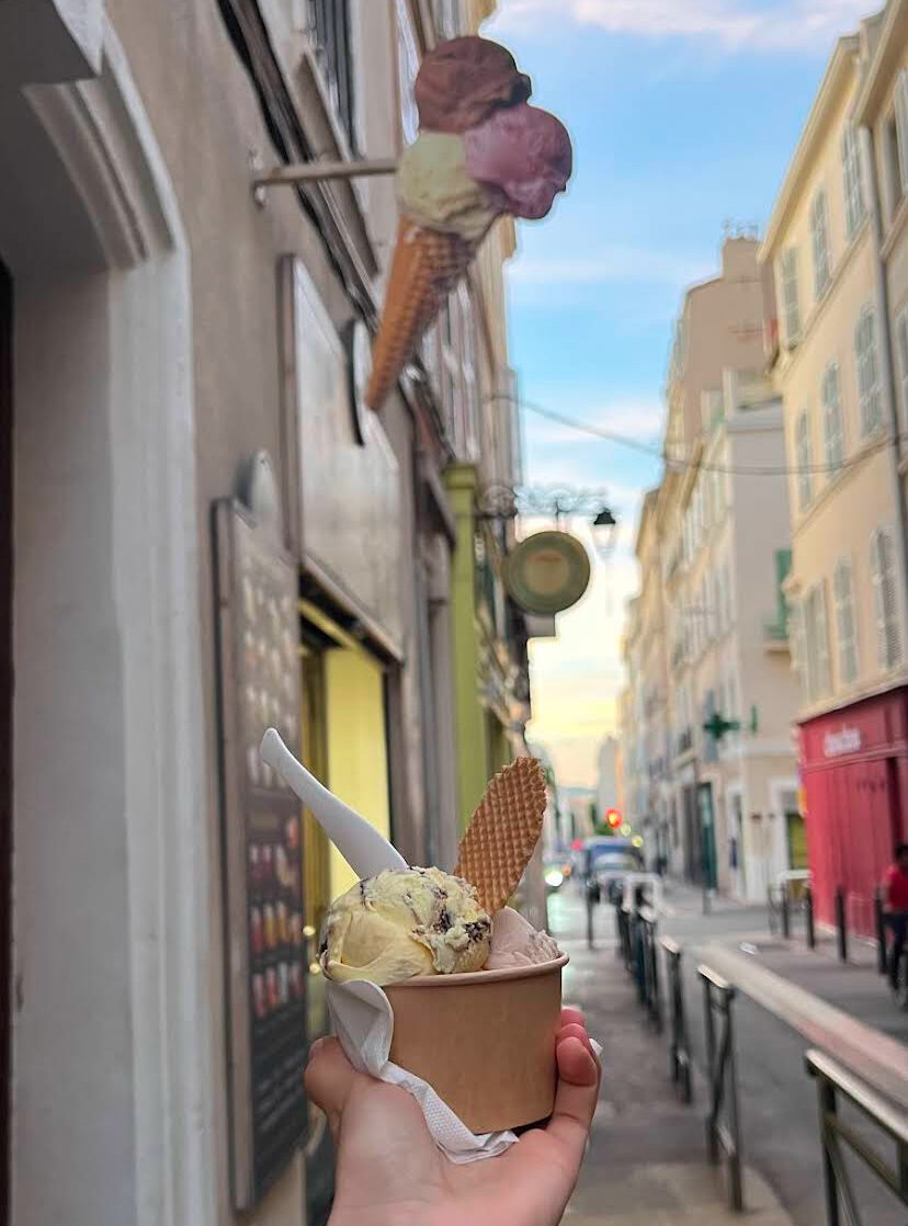 Glace en pot dans une ruelle ensoleillée du Panier à Marseille