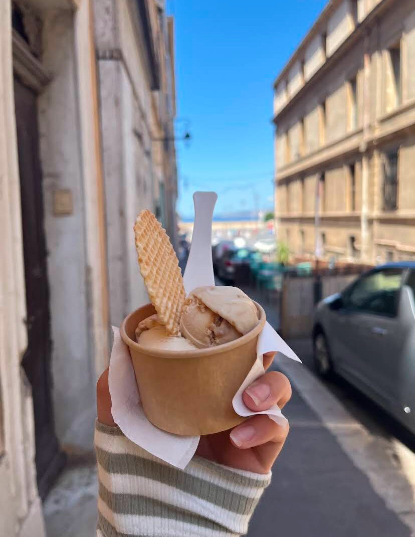 Glace caramel et gaufrette dans une rue de Marseille