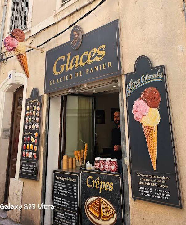 Devanture du Glacier du Panier : enseigne dorée sur bleu nuit, ardoises de glaces et crêpes, rue de Marseille