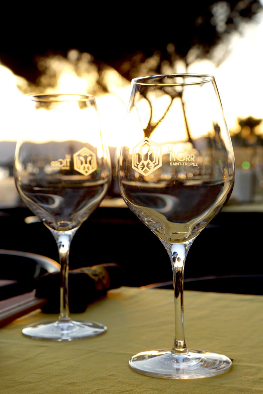 Verres de vin à contre-jour au coucher de soleil, bar Le TIGrr