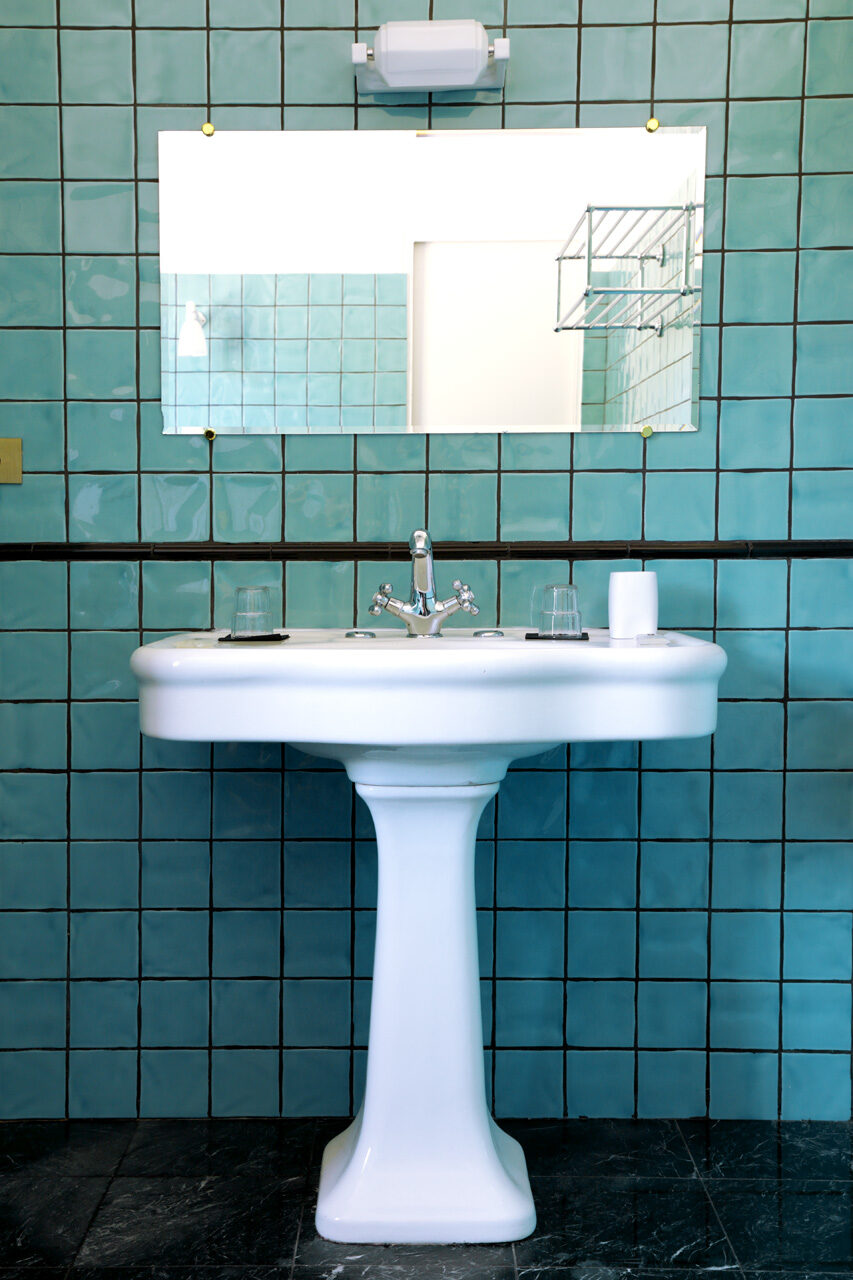 Salle de bain carrelée vert émeraude, Hôtel Ermitage Saint-Tropez