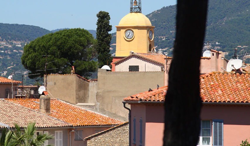Vue sur les toits de Saint-Tropez et la baie depuis l'Ermitage