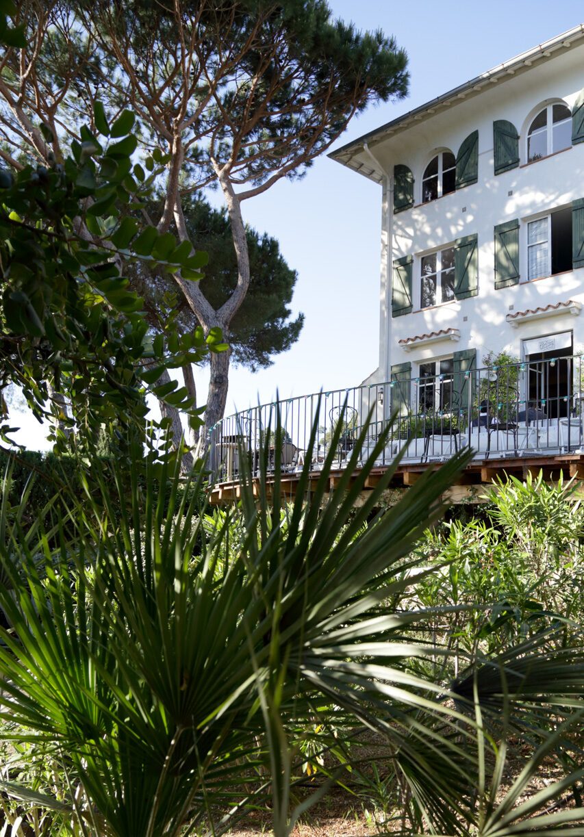 Façade de l'Hôtel Ermitage entre les arbres du parc