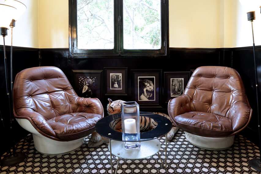 Fauteuils club en cuir dans le salon de l'Ermitage