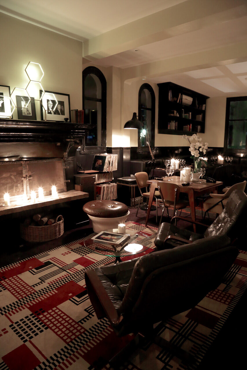 Salon-lounge du TIGrr, cheminée et sol à damier