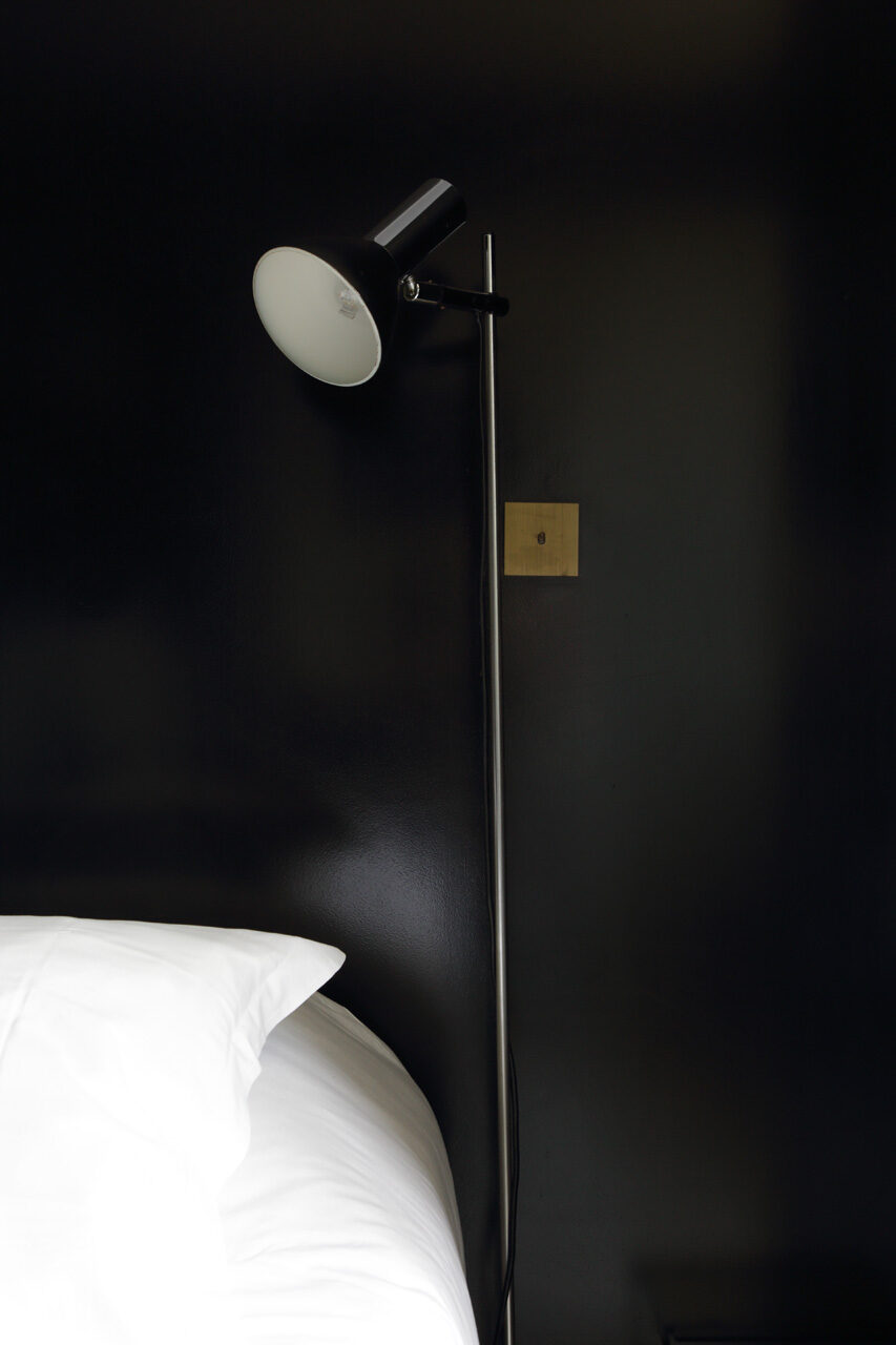 Suite sombre avec lampe de lecture et photographie encadrée, Hôtel Ermitage