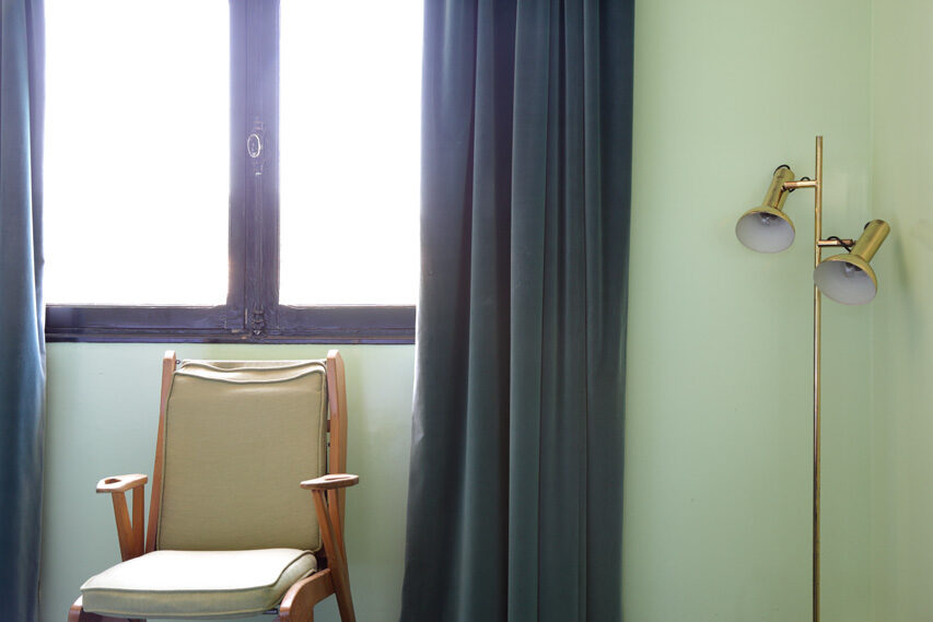Chambre vert d'eau avec fauteuil et rideaux, Hôtel Ermitage
