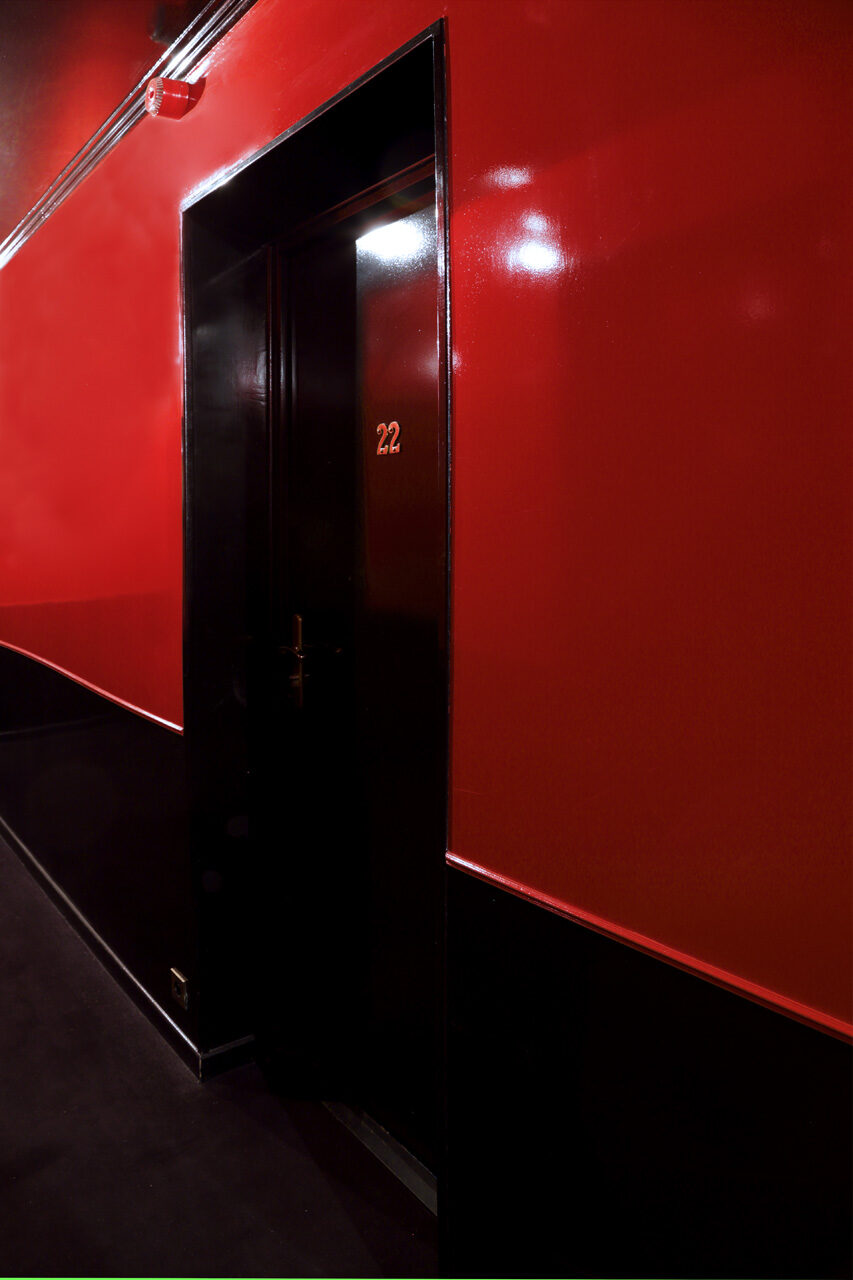 Chambre laque rouge de l'Hôtel Ermitage, couloir et porte design