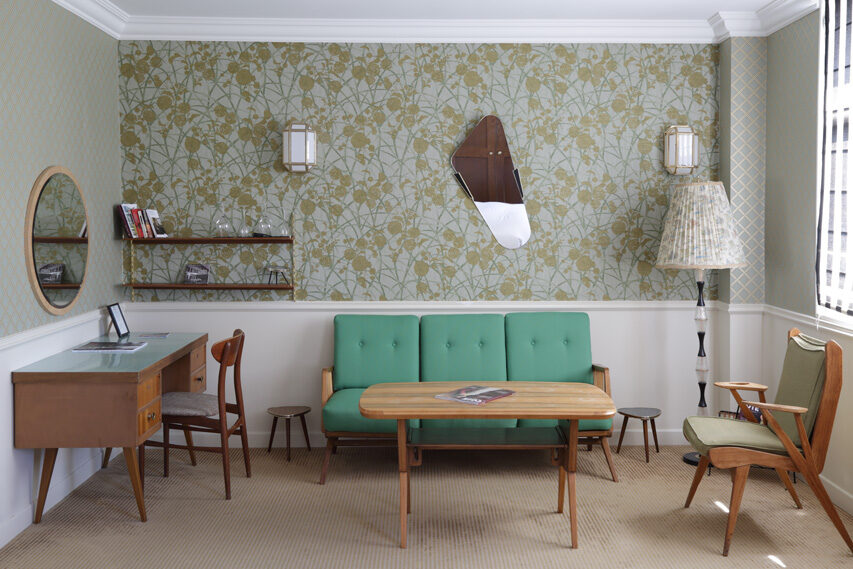 Salon vintage de l'Hôtel Ermitage, mobilier design et papier peint d'époque