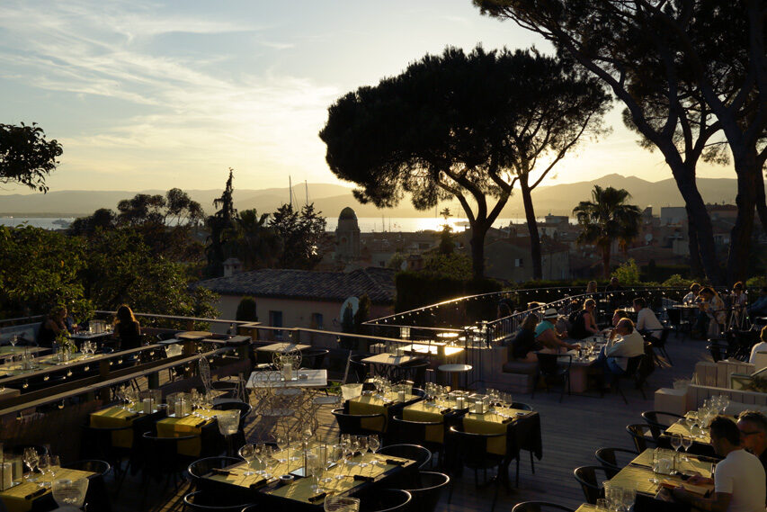 Terrasse du TIGrr au coucher de soleil sur la baie de Saint-Tropez