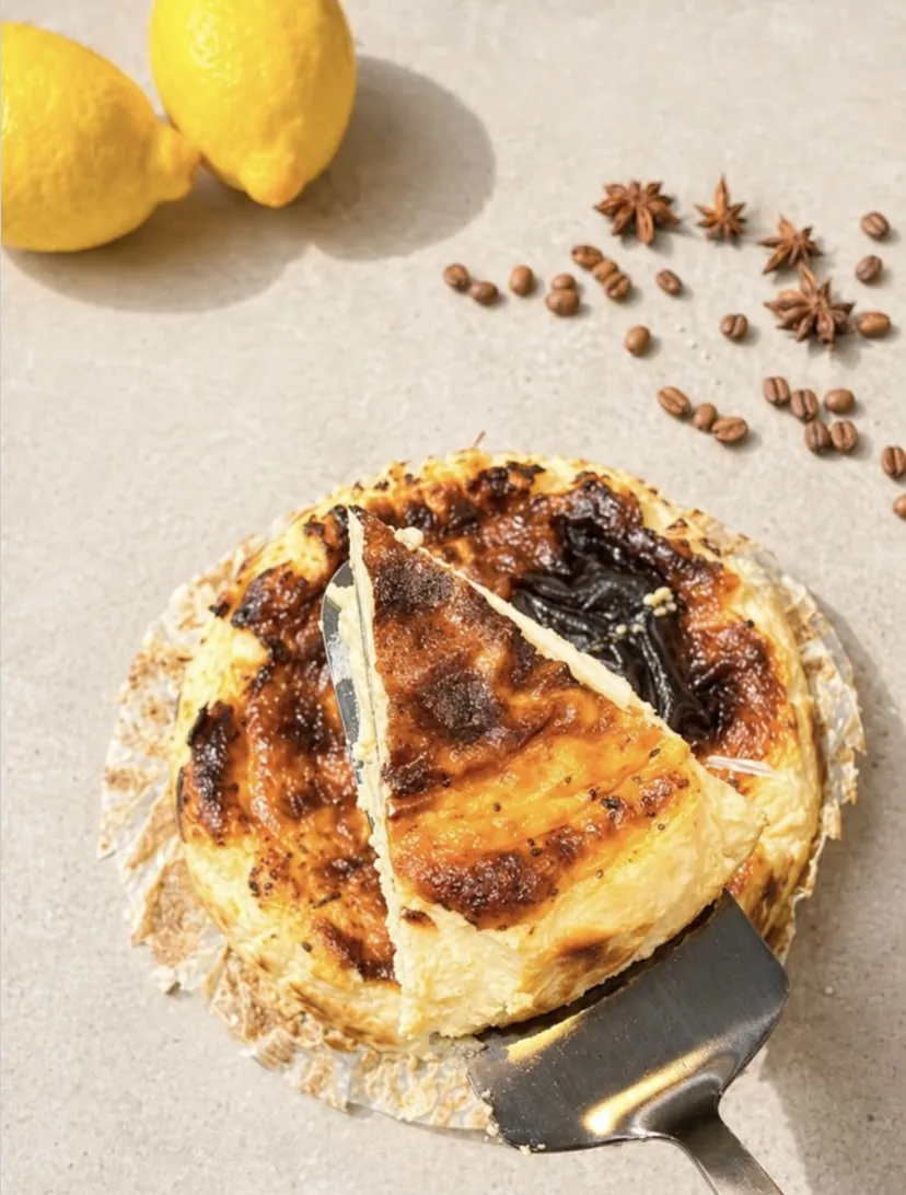 Cheesecake basque entier, citrons et grains de café