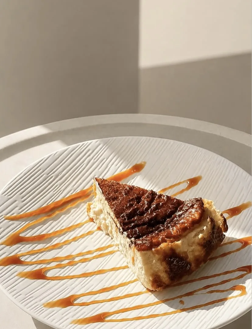Part de cheesecake basque, filet de caramel au beurre salé