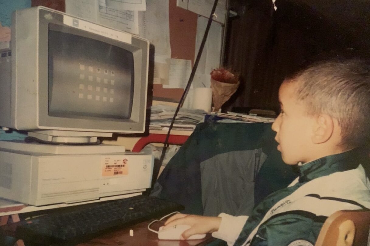Yones enfant devant un ordinateur